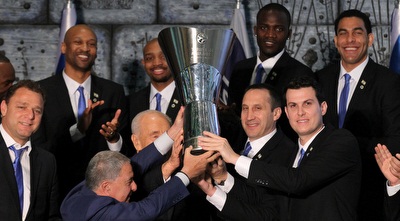 שחקני מכבי ת&qout;א בביקור בבית הנשיא (רדאד ג´בארה) שחקני מכבי ת&qout;א בביקור בבית הנשיא (רדאד ג´בארה)