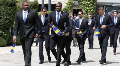 שחקני מכבי ת&qout;א בביקור בבית הנשיא (רדאד ג´בארה) שחקני מכבי ת&qout;א בביקור בבית הנשיא (רדאד ג´בארה)