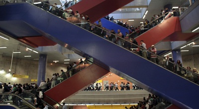 לחץ נוסעים בתחנת הרכבת התחתית (רויטרס)