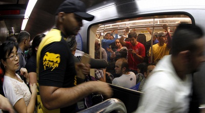 אזרחים נדחסים לתוך רכבת תחתית כתוצאה מהשביתה (רויטרס)