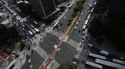 מבט מלמעלה: אוטובוסים חונים בצד הכביש (רויטרס)
