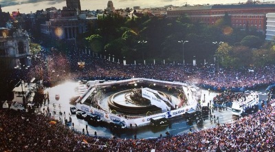 כיכר סילבאס במהלך חגיגות (מערכת ONE)