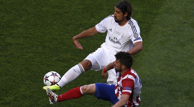 סמי חדירה ודוד וייה שולכים רגל אל עבר הכדור (רויטרס)