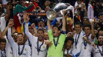 איקר קאסיאס מניף את גביע האלופות (רויטרס)