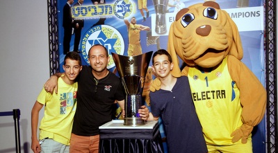 אוהדי מכבי עם הגביע (יניב גונן)