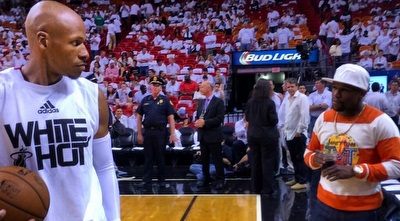 ריי אלן מתייעץ עם אלוף העולם, המתאגרף פלויד מייוות´ר במחצית המשחק (מערכת ONE)