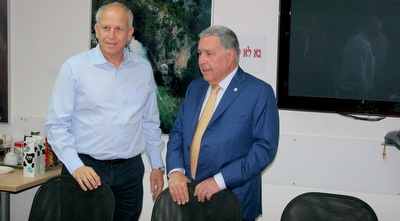 שמעון מזרחי וצחי פישביין. היה גם כנס (משה חרמון)