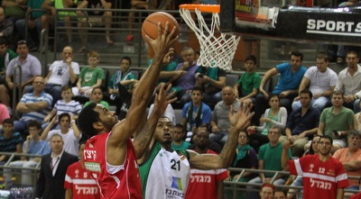 קיצ´ן עולה מול רודריק (עמית מצפה) קיצ´ן עולה מול רודריק (עמית מצפה)