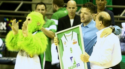 מקל מקבל חולצה ממוסגרת (עמית מצפה) מקל מקבל חולצה ממוסגרת (עמית מצפה)