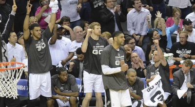 שחרני סן אנטוניו חוגגים על הספסל (רויטרס)