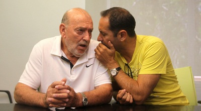 נאור גלילי לוחש באוזנו של עמירם הלוי (רדאד ג´בארה)