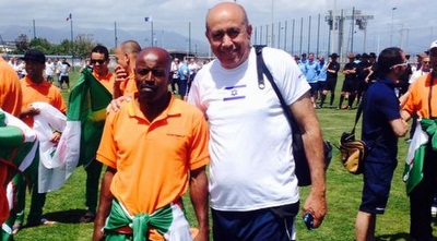 זוהיר בהלול עם שחקן נבחרת אלג´יריה (אדיב שרעבי) זוהיר בהלול עם שחקן נבחרת אלג´יריה (אדיב שרעבי)