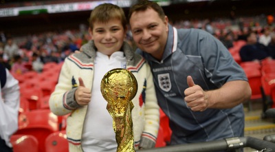 אוהדי אנגליה ביציעים. מפללים לגביע (רויטרס)