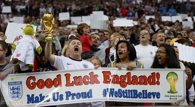 האוהדים האנגלים בטירוף. לאחר 48 שנים, הגביע יחזור לממלכה? (רויטרס)