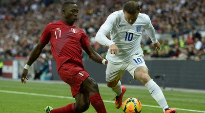 ווין רוני דוהר, לואיס אדווינקולה מנסה לתקל (רויטרס)