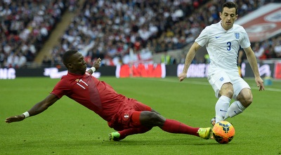 לואיס אדווינקולה מנסה לעצר את צעדיו של לייטון ביינס (רויטרס)