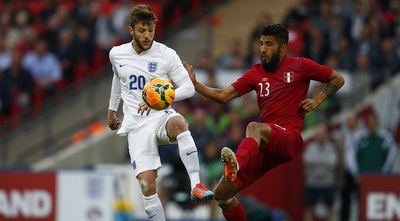 אדם ללאנה וג´וזפמיר באייון נאבקים על הכדור (רויטרס)