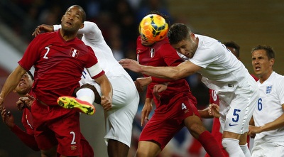 פיל ג´אגיילקה נוגח וכובש את השני של האנגלים (רויטרס)