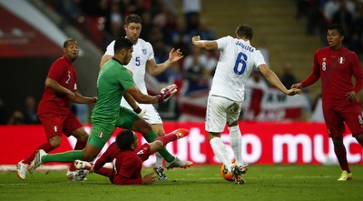 ג´אגיילקה מנצל את ההשמטה ומרשית את ה-3 של האנגלים (רויטרס)