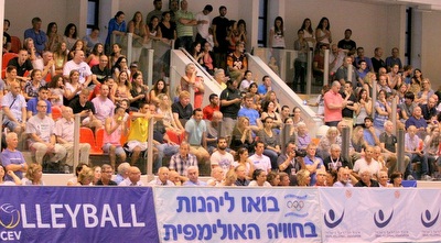 אוהדים ביציע (משה חרמון)