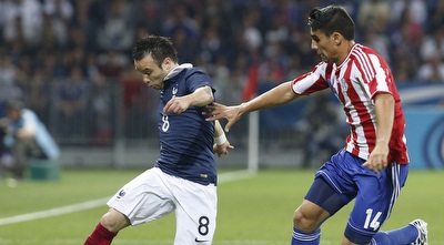 מתיה ולבואנה מנסה לשמור על הכדור (רויטרס)