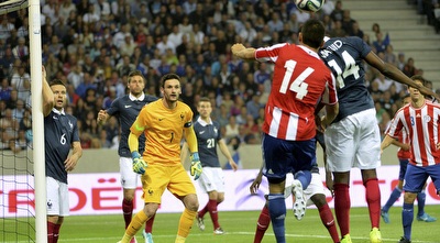 מטווידי עולה לכדור יחד עם אלונסו (רויטרס)