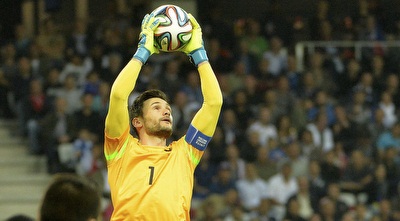 הוגו לוריס מפגין שליטה ברחבה  (רויטרס)