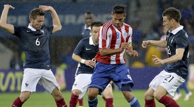 לורן קוסיילני ויוהאן קבאיי מנסים לקחת את הכדור (רויטרס)