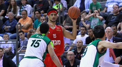 ג´וש דאנקן עם הכדור (רדאד ג´בארה)