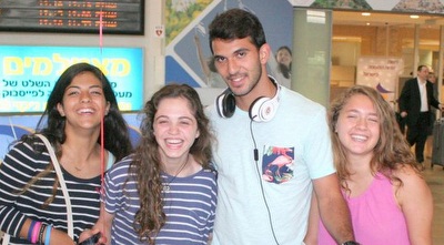 אוראל דגני והמעריצות (משה חרמון)