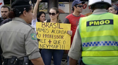 המפגינים פונים לליבו של ניימאר (רויטרס)