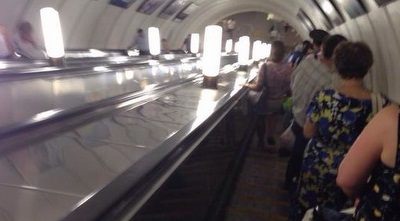 המונים פוסעים לצד פסי הרכבת עקב השביתה