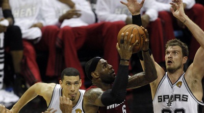 לברון מול כל הספרס (רויטרס) לברון מול כל הספרס (רויטרס)