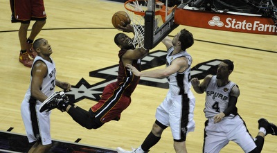 ווייד עולה לסל (רויטרס) ווייד עולה לסל (רויטרס)