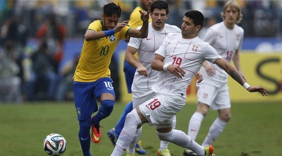 ניימאר מול ההגנה הסרבית (רויטרס)