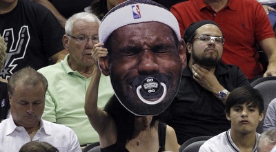 אוהדי הספרס לועגים ללברון ג´יימס. בינתיים הוא לא סופר אותם (רויטרס)