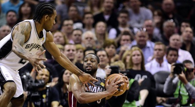 ווייד ולאונרד נלחמים על הכדור (רויטרס)