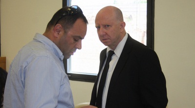 עורך דין בית&qout;ר עם חשב הקבוצה חיים נבון (גיא בן זיו) עורך דין בית&qout;ר עם חשב הקבוצה חיים נבון (גיא בן זיו)