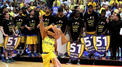 שחקני מכבי חוגגים (יניב גונן)