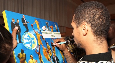 לנדסברג חותם על הפוסטר (שי לוי)