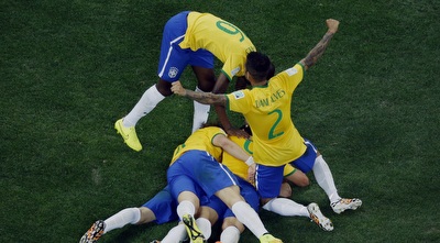 שחקני ברזיל חוגגים על הדשא (רויטרס)