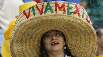 אוהדת ססגונית של נבחרת מקסיקו (רויטרס)