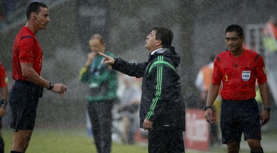 מיגל הררה בא בטענות לשופט המשחק (רויטרס)