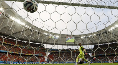 קסיאס צופה בכדור נוחת ברשת (רויטרס)