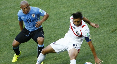 אגיאדו אלברו ריוס נאבק בבראיין רואיס (רויטרס)