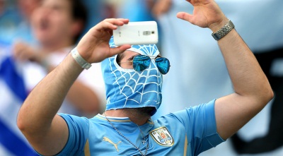 אוהד צבעוני של אורוגוואי (רויטרס)