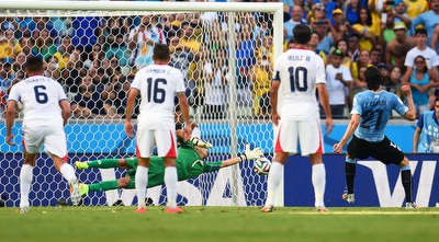 אדינסון קבאני ברגע בעיטת הפנדל (GettyImages)