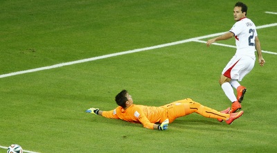 מרקוס אורנה לפני השער (רויטרס)