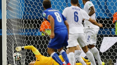 מארקיסיו מתבונן בכדור חודר לרשת (רויטרס)