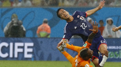 סריי דייה מזנק לרגליים של יושידה (רויטרס)